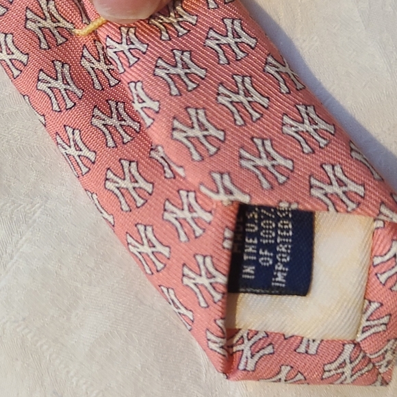 Vineyard Vines Yankees neck tie - Picture 4 of 4